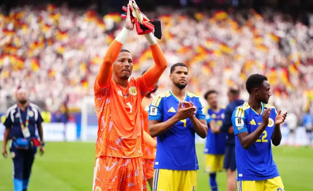 Curaçao goalkeeper Eloy Room and his teammates applaud the fans at the end of the World Cup Group E soccer match between Germany and Curacao in Houston, Sunday, June 14, 2026. (AP Photo/Karen Warren)