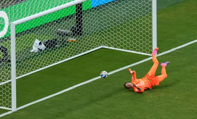 Uruguay goalkeeper Fernando Muslera (23) fails to make a save during the World Cup Group H soccer match between Uruguay and Spain in Zapopan, near Guadalajara, Mexico, Friday, June 26, 2026. (AP Photo/Fernando Llano)