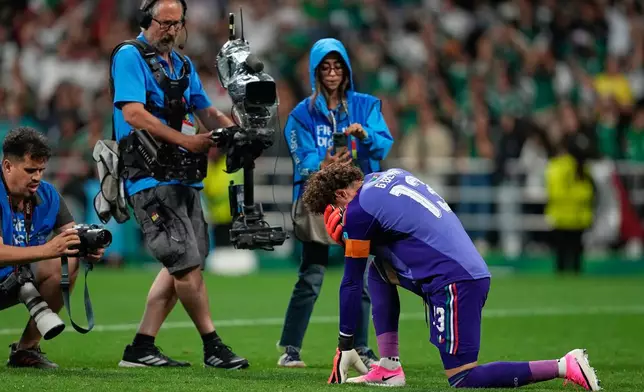 Mexico goalkeeper Guillermo Ochoa (13) reacts after the World Cup Group A soccer match between Czechia and Mexico in Mexico City, Wednesday, June 24, 2026. (AP Photo/Natacha Pisarenko )