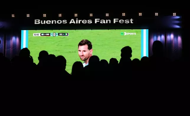 Fans watch Argentina’s Lionel Messi on a giant screen during the World Cup soccer match between Argentina and Algeria in Buenos Aires, Argentina, Tuesday, June 16, 2026.. (AP Photo/Rodrigo Abd)
