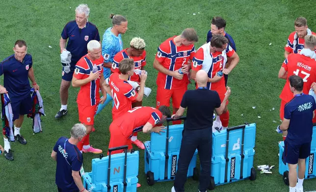 Norway takes a hydration break during the World Cup Group I soccer match between Iraq and Norway in Foxborough, Mass., near Boston, Tuesday, June 16, 2026. (AP Photo/Mark Stockwell)