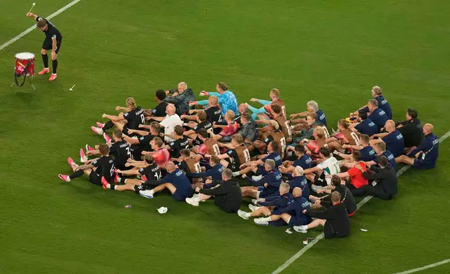 Norway's players perform a rowing ritual during the World Cup Group I soccer match between Norway and Senegal in East Rutherford, N.J., near New York, Monday, June 22, 2026. (AP Photo/Seth Wenig)