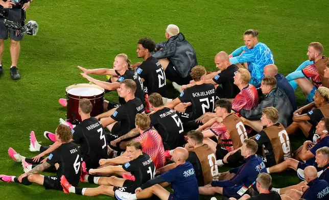 Norway's players perform a rowing ritual during the World Cup Group I soccer match between Norway and Senegal in East Rutherford, N.J., near New York, Monday, June 22, 2026. (AP Photo/Seth Wenig)