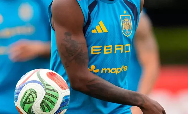 Spain's Nico Williams works out during a training session, Saturday, June 6, 2026, in Chattanooga, Tenn., ahead of the World Cup soccer tournament. (AP Photo/Mike Stewart)