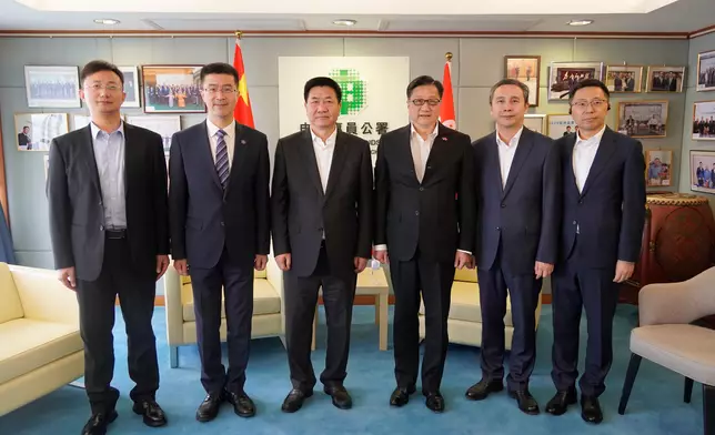 Ombudsman meets with Deputy Secretary of Communist Party of China Central Commission for Discipline Inspection and Vice Chairman of National Commission of Supervision  Source: HKSAR Government Press Releases