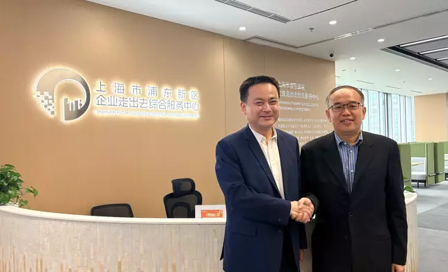 The Secretary for Financial Services and the Treasury, Mr Christopher Hui, and the financial delegation arrived in Shanghai and visited Shanghai Pudong Service Center for Overseas Investment yesterday (June 17). Photo shows Mr Hui (right) with Vice Mayor of Pudong New Area Mr Xu Xin (left). Source: HKSAR Government Press Releases