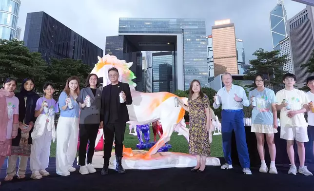 Rosanna Law, Secretary for Culture, Sports and Tourism of the HKSAR Government; Winfried Engelbrecht‑Bresges, Chief Executive Officer of The Hong Kong Jockey Club; artist Simon Ma and other guests paint “Community Horse” sculptures at the launch ceremony. Photo source: HKJC