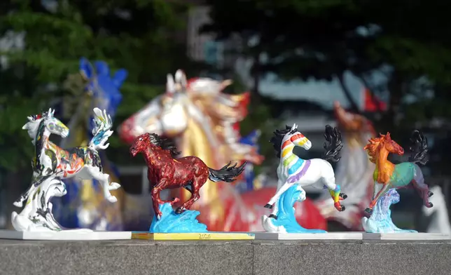 Horse sculptures created by artist Simon Ma and mini “Harmonious Horse” sculptures painted by public are currently on display at Tamar Park in Admiralty until 28 June. Photo source: HKJC
