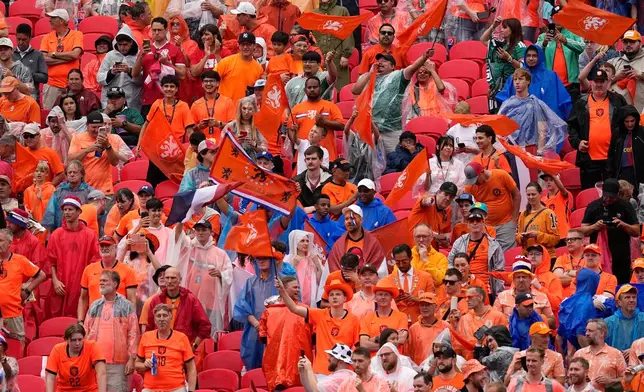 Netherlands fans cheer before the World Cup Group F soccer match between Tunisia and the Netherlands in Kansas City, Mo., Thursday, June 25, 2026. (AP Photo/Charlie Riedel)
