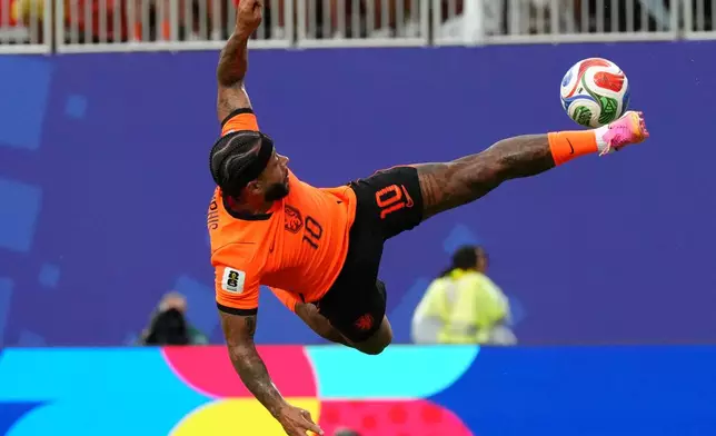 Netherlands' Memphis Depay tries to reach the ball in front of the goal during the World Cup Group F soccer match between Tunisia and the Netherlands in Kansas City, Mo., Thursday, June 25, 2026. (AP Photo/Ed Zurga)