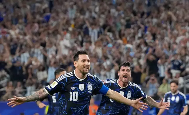 Argentina's Lionel Messi (10) celebrates scoring his side's 3rd goal during the World Cup Group J soccer match between Jordan and Argentina in Arlington, Texas, near Dallas, Saturday, June 27, 2026. (AP Photo/Tony Gutierrez)