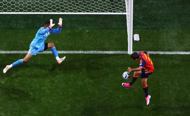 Spain's Mikel Oyarzabal (21) scores during the World Cup Group H soccer match between Spain and Saudi Arabia in Atlanta, Sunday, June 21, 2026. (AP Photo/Colin Hubbard)