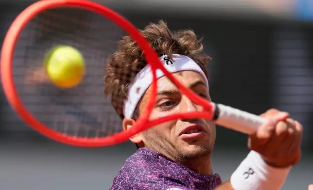 Italy's Flavio Cobolli returns to Zachary Svajda of the United States during the fourth-round tennis match at the French Open in Paris, Monday, June 1, 2026. (AP Photo/Christophe Ena)