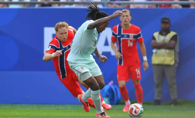 France's Jules Kounde (5) plays the ball against Norway's Andreas Schjelderup (21) during the World Cup Group I soccer match between Norway and France in Foxborough, Mass., near Boston, Friday, June 26, 2026. (AP Photo/Steven Senne)