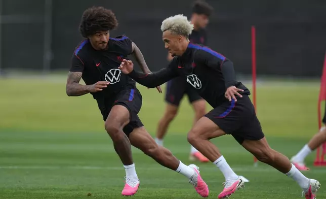 United States' Chris Richards, left, and Antonee Robinson exercise during a training session ahead of their FIFA World Cup match against Bosnia in Irvine, Calif., Monday, June 29, 2026. (AP Photo/Andre Penner)