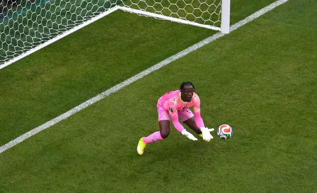 Ghana goalkeeper Benjamin Asare makes a save during the second half of the World Cup Group L soccer match between England and Ghana in Foxborough, Mass., near Boston, Tuesday, June 23, 2026. (AP Photo/Steven Senne)