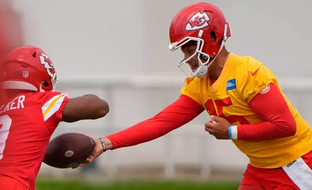 Kansas City Chiefs quarterback Patrick Mahomes, right, and running back Kenneth Walker participate in a drill during the NFL football team's practice Wednesday, June 3, 2026, in Kansas City, Mo. (AP Photo/Charlie Riedel)