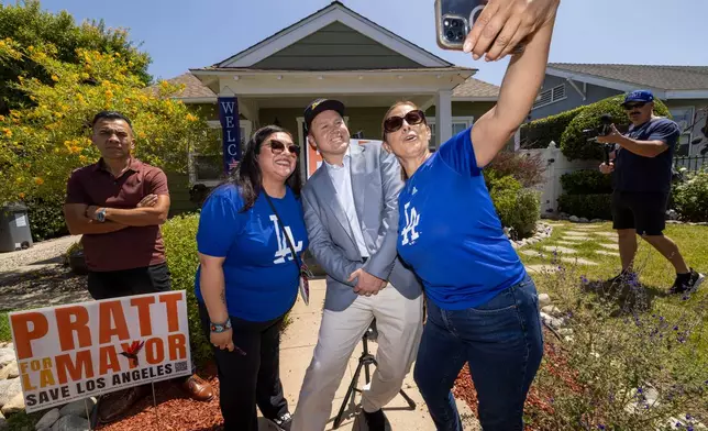 Los Angeles mayoral candidate Spencer Pratt poses for a selfie during a campaign event Sunday, May 31, 2026, in Los Angeles. (AP Photo/Jill Connelly)