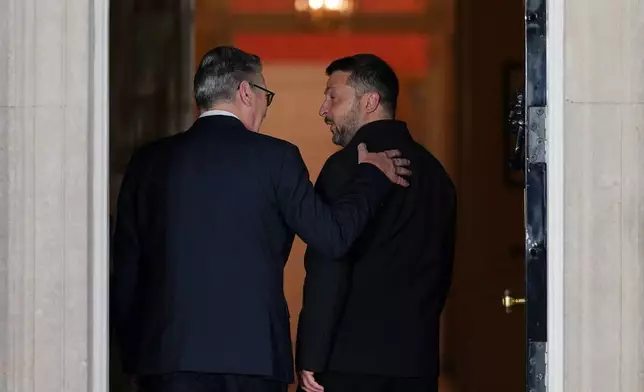 Britain's Prime Minister, Keir Starmer, left gestures to the President of Ukraine, Volodymyr Zelenskyy as they step inside 10 Downing Street ahead of a meeting with the leaders of France and Germany in London, Sunday, June 7, 2026. (AP Photo/Alberto Pezzali)