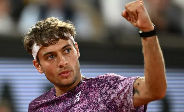 during the quarterfinal tennis match at the French Open in Paris, Wednesday, June 3, 2026. (AP Photo/Emma Da Silva)