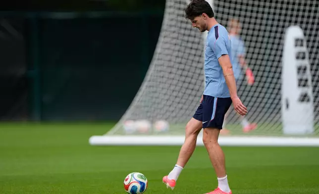 England's Declan Rice trains for the World Cup soccer tournament Friday, June 26, 2026, in Kansas City, Mo. (AP Photo/Charlie Riedel)