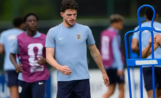 England's Declan Rice trains for the World Cup soccer tournament Friday, June 26, 2026, in Kansas City, Mo. (AP Photo/Charlie Riedel)