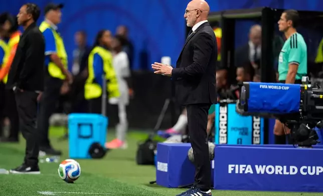 Spain head coach Luis de la Fuente instructs his players during the World Cup Group H soccer match between Spain and Cape Verde in Atlanta, Monday, June 15, 2026. (AP Photo/Mike Stewart)