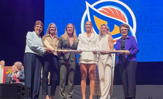 Wisconsin defender Caroline Harvey, center right, who was selected by the Vancouver Goldeneyes with the No. 1 overall pick in the PWHL draft, poses with Vancouver general manager Cara Gardner Morey, second from right, tennis icon and PWHL board member Billie Jean King, right, King's wife Ilana Kloss, left, Kimbra Walter, second left, and PWHL executive VP of hockey operations Jayna Hefford, center left, Wednesday, June 17, 2026, in Detroit. AP Photo/John Wawrow)