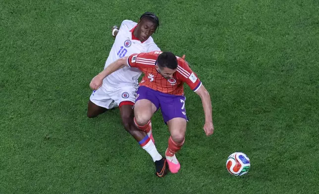 Haiti's Jean-Ricner Bellegarde (10) battles for the ball with Scotland's John McGinn (7) during the World Cup Group C soccer match between Haiti and Scotland in Foxborough, Mass., near Boston, Saturday, June 13, 2026. (AP Photo/Mark Stockwell)
