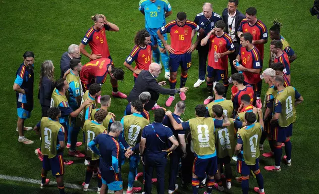Spain head coach Luis de la Fuente talks with players during a hydration break in the World Cup Group H soccer match between Spain and Cape Verde in Atlanta, Monday, June 15, 2026. (AP Photo/Jacob Kupferman)