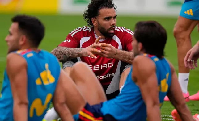 Spain goalkeeper David Raya, center, attends a training session, Saturday, June 6, 2026, in Chattanooga, Tenn., ahead of the World Cup soccer tournament. (AP Photo/Mike Stewart)