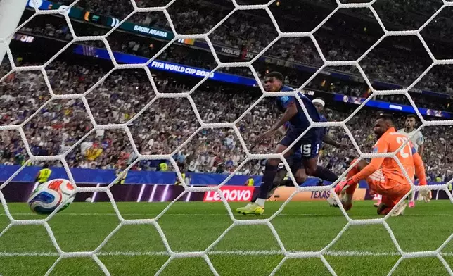 Saudi Arabia goalkeeper Mohammed Alowais (21) and Cape Verde's Laros Duarte (15) look on as the ball goes wide after Alowais made a save during the World Cup Group H soccer match between Cape Verde and Saudi Arabia in Houston, Friday, June 26, 2026. (AP Photo/Ashley Landis)