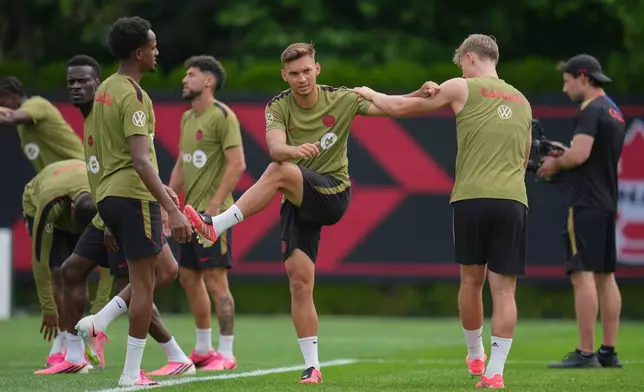 Canada's Niko Sigur, center, works out during a training session during the FIFA World Cup soccer tournament, Monday, June 15, 2026 in Vancouver, British Columbia. (AP Photo/Abbie Parr)