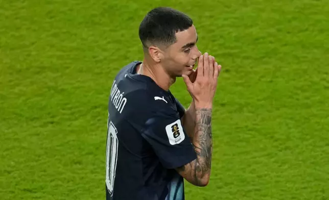 Paraguay's Miguel Almiron reacts after received a red card during the World Cup Group D soccer match against Turke in Santa Clara, Calif., near San Francisco, Friday, June 19, 2026. (AP Photo/Jeff Chiu)
