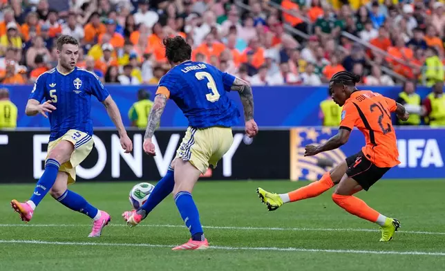 Netherlands' Crysencio Summerville, right, scores his side's fifth goal during the World Cup Group F soccer match between the Netherlands and Sweden in Houston, Saturday, June 20, 2026. (AP Photo/Ashley Landis)