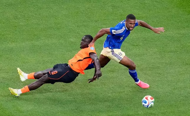 Netherlands' Brian Brobbey, left, is fouled by Sweden's Isak Hien during the World Cup Group F soccer match between the Netherlands and Sweden in Houston, Saturday, June 20, 2026. (AP Photo/Karen Warren)