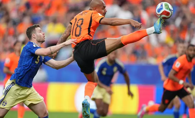 Netherlands' Donyell Malen controls the ball chased by Sweden's Gabriel Gudmundsson during a World Cup Group F soccer match in Houston, Saturday, June 20, 2026. (AP Photo/Eric Gay)