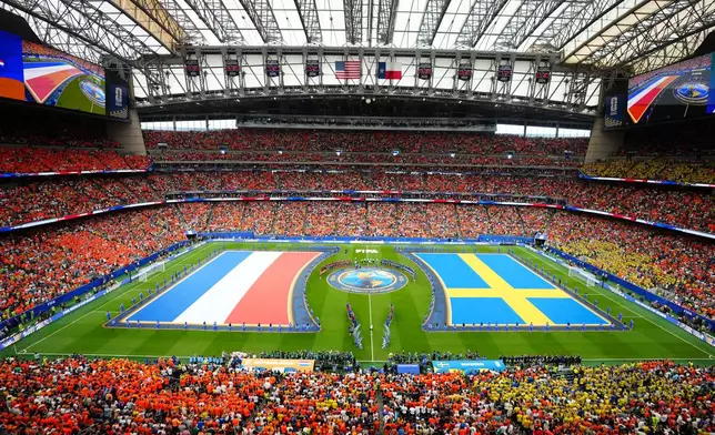 Teams line up on the pitch ahead of the World Cup Group F soccer match between the Netherlands and Sweden in Houston, Saturday, June 20, 2026. (AP Photo/Karen Warren)