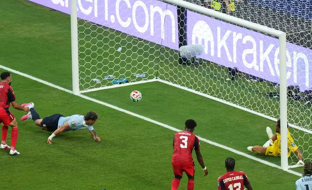 Uruguay's Maxi Araujo, (20) scores his side's opening goal during the World Cup Group H soccer match against Cape Verde in Miami Gardens, Fla., Sunday, June 21, 2026. (AP Photo/Marta Lavandier)