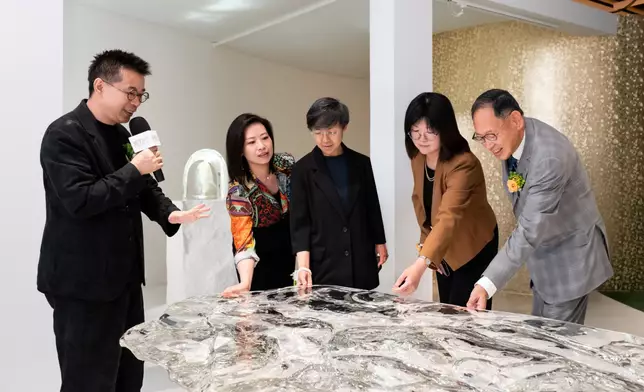 Following the opening ceremony, the officiating guests visit the exhibition under docent introduction of lead artist Wu Daijie.