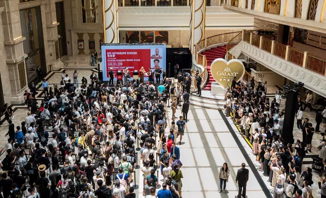 In collaboration with UFC, Galaxy Macau presented Fight Week fan activities at East Square, attracting a large number of fight fans eager to battle-test their UFC heroes, alongside the UFC FAN EXPERIENCE at the Pearl Lobby at Galaxy Promenade for an exclusive experience.
