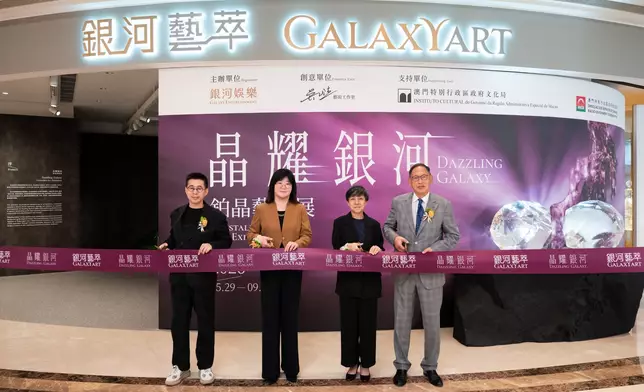 The Opening Ceremony was held this morning, officiated by guests of honour, including Ms. Maria Helena de Senna Fernandes, Director of the Macao Government Tourism Office (2nd from right); Ms. Chan Lei Lei, Director of Macao Conservatory, Cultural Affairs Bureau of the Macau S.A.R. Government (2nd from left); Mr. Philip Cheng, Director of Galaxy Entertainment Group (1st from right); artist Wu Daijie (1st from left).