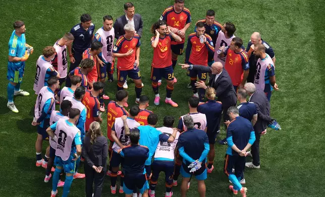 Spain head coach Luis de la Fuente gives instructions during the World Cup round of 32 soccer match between Spain and Austria in Inglewood, Calif., near Los Angeles, Thursday, July 2, 2026. (AP Photo/Marcio J. Sanchez)