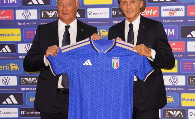Italy's new national soccer team coach Roberto Mancini, right, and new technical director Claudio Ranieri pose during a news conference, Wednesday July 29, 2026, in Rome. (Alfredo Falcone/LaPresse via AP)