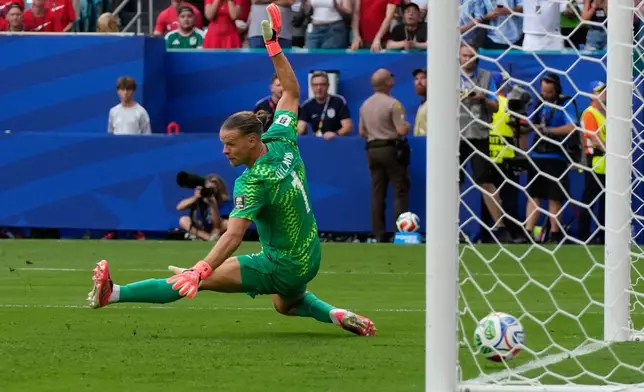 Norway goalkeeper Oerjan Nyland (1) is scored on by England's Jude Bellingham (10) during the World Cup quarterfinal soccer match between Norway and England in Miami Gardens, Fla., Saturday, July 11, 2026. (AP Photo/Lynne Sladky)