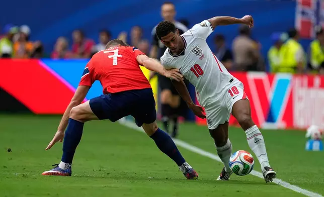England's Jude Bellingham (10) challenges for the ball with Norway's Alexander Soerloth (7) during the World Cup quarterfinal soccer match between Norway and England in Miami Gardens, Fla., Saturday, July 11, 2026. (AP Photo/George Walker IV)