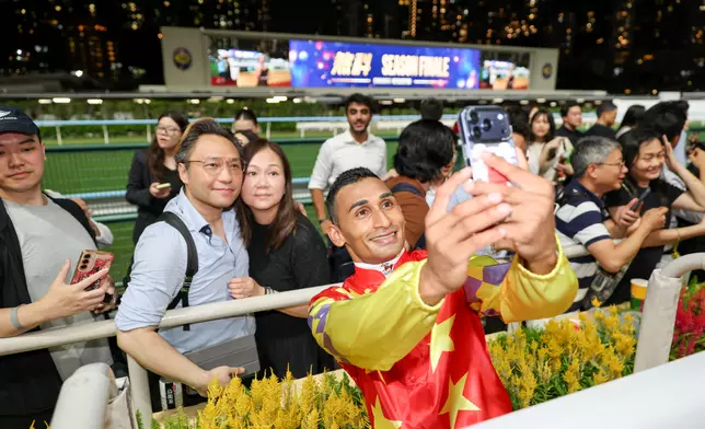 Jockeys hand out mini horse plushies at the Season Finale to thank racing fans for their support as the 2025/26 season draws to a close. Photo source: HKJC