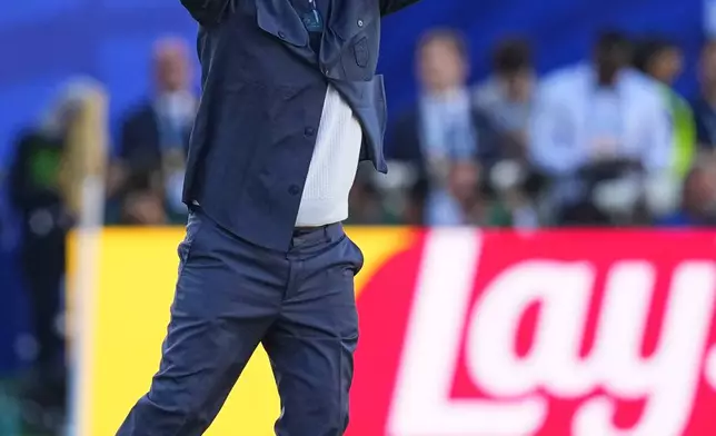 United States head coach Mauricio Pochettino reacts during the World Cup round of 32 soccer match between the United States and Bosnia in Santa Clara, Calif., near San Francisco, Wednesday, July 1, 2026. (AP Photo/Julio Cortez)