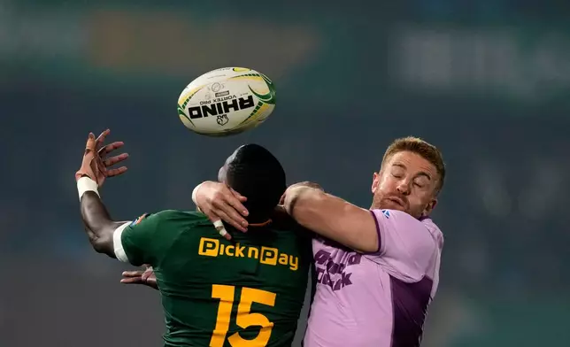 Scotland's Kyle Steyn, right, jumps for the ball with South Africa's Aphelele Fassi during the Nations Championship Test rugby match between South Africa and Scotland, in Pretoria, Saturday, July 11, 2026. (AP Photo/Themba Hadebe)