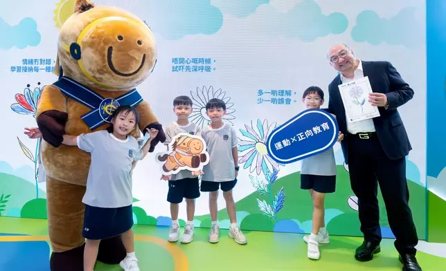 Raymond Tam, Executive Director, Corporate Affairs of The Hong Kong Jockey Club, visits the Club’s exhibition at the Hong Kong Book Fair and interacts with primary school students.